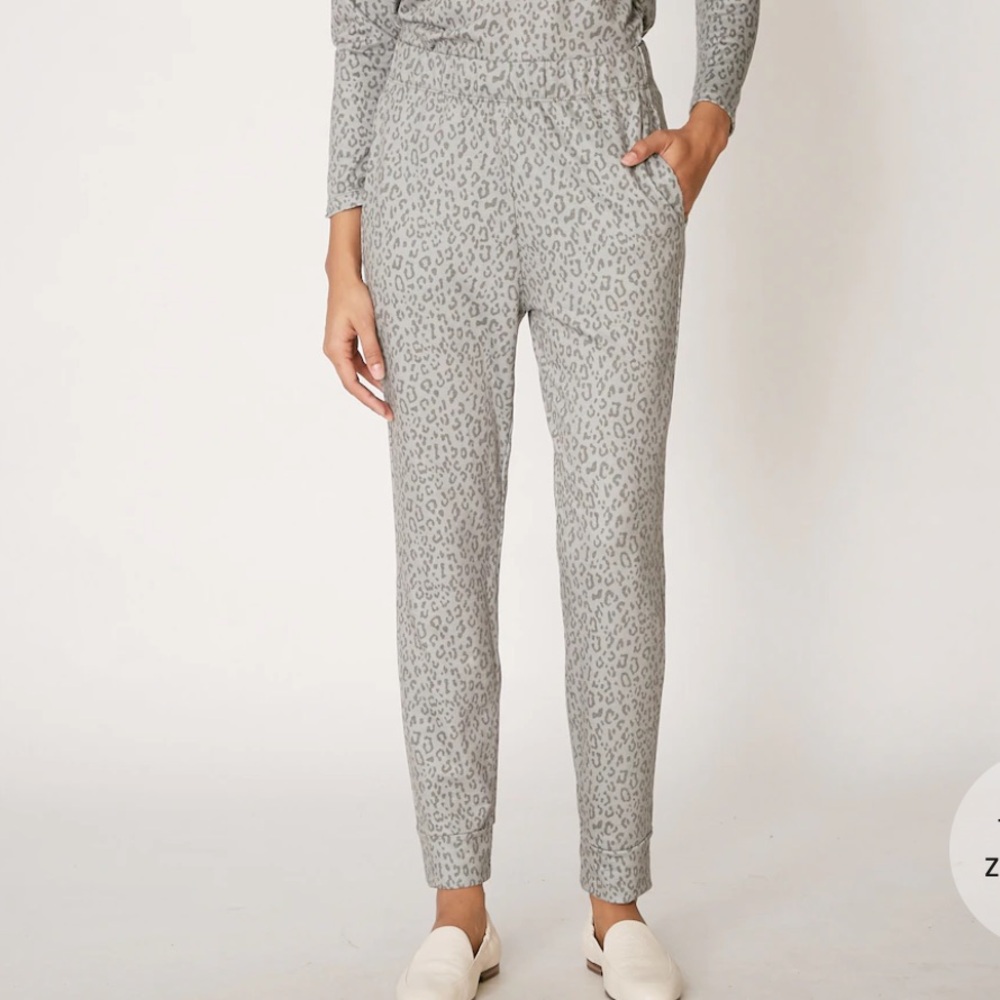 Kim & Co Gray Leopard Print Pants - size XL
